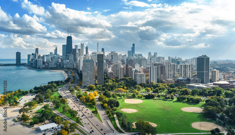 Naklejka premium Chicago Skyline Widok drona z lotu ptaka z góry, jezioro Michigan i drapacze chmur w centrum Chicago Pejzaż miejski Widok z lotu ptaka z parku, Illinois, USA