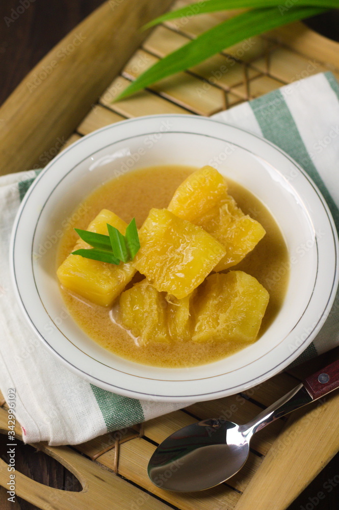 A sweet Indonesian traditional food made from cassava , coconut milk and palm sugar 

