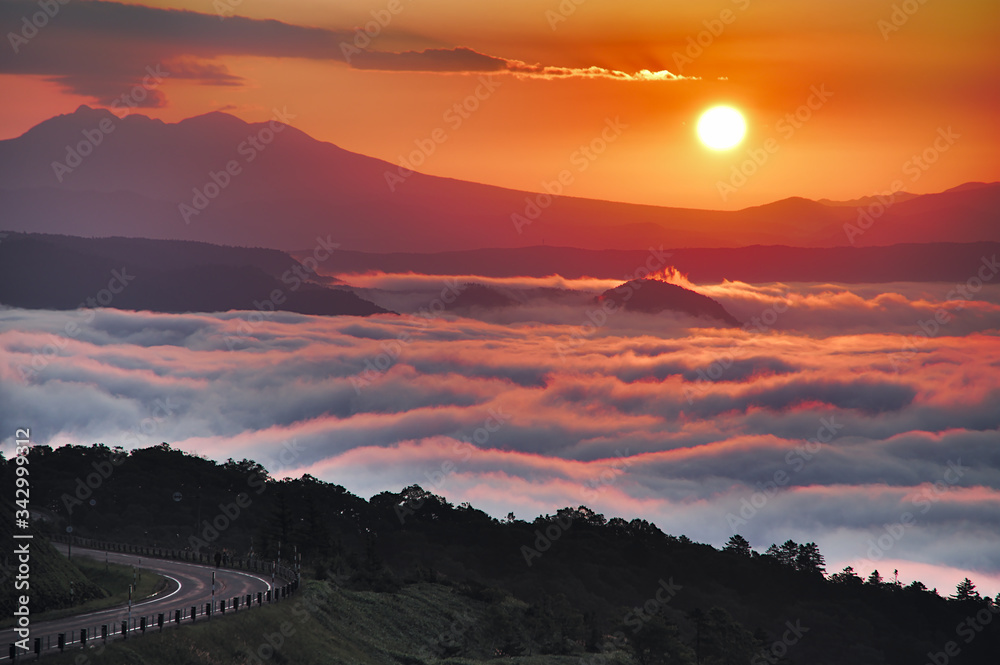 Fototapeta premium 夜明けの太陽と雲海の風景。美幌峠、北海道、日本。