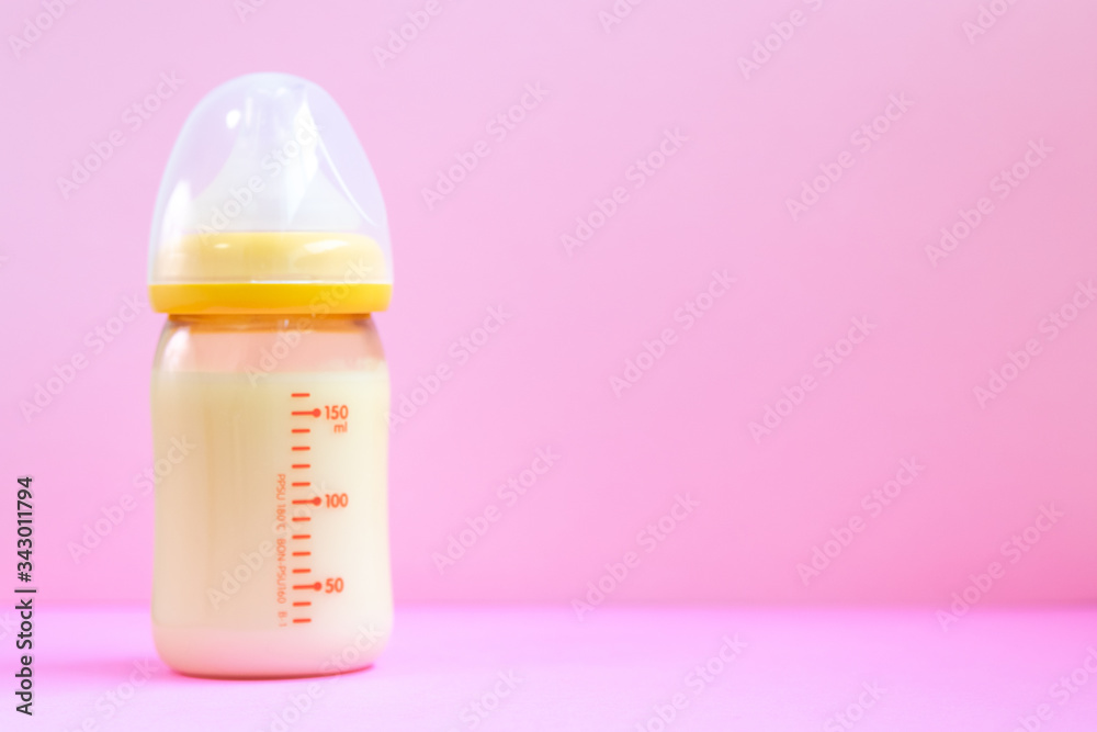 ピンクの背景と哺乳瓶とおもちゃ ピンクの背景と哺乳瓶とおもちゃ