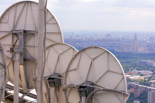 Parabolantennen auf einem Wolkenkratzer in Moskau photo