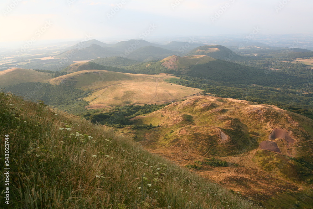 Naklejka premium Le Puy de Dôme en Auvergne-Rhône-Alpes, France.