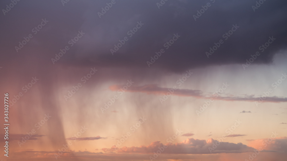 Obraz premium Rain streaks from clouds during sunset time