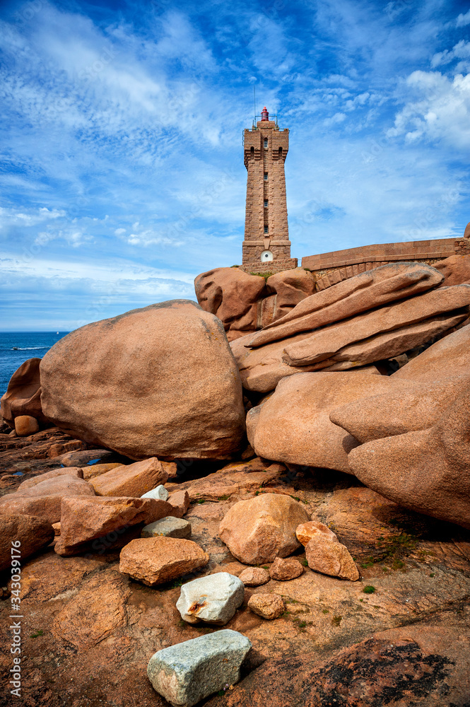 Φωτογραφία Ploumanac'h Mean Ruz lighthouse between the rocks in pink granite coast, Perros Guirec, Brittany, France