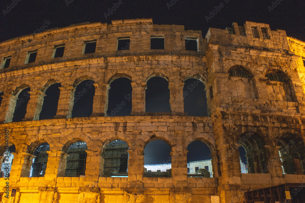 Fototapeta premium Ancient Roman Amphitheater at night in Pula, Istrian Peninsula in Croatia