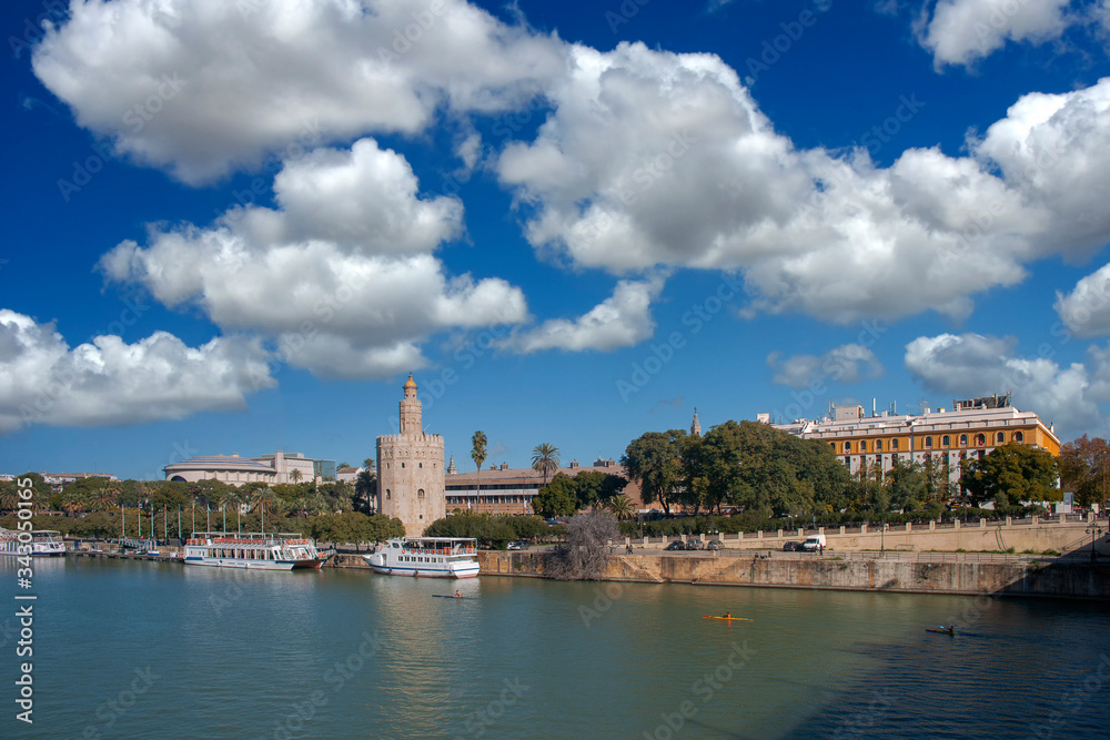 paseo por la rivera del río Guadalquivir en la ciudad de Sevilla, España
