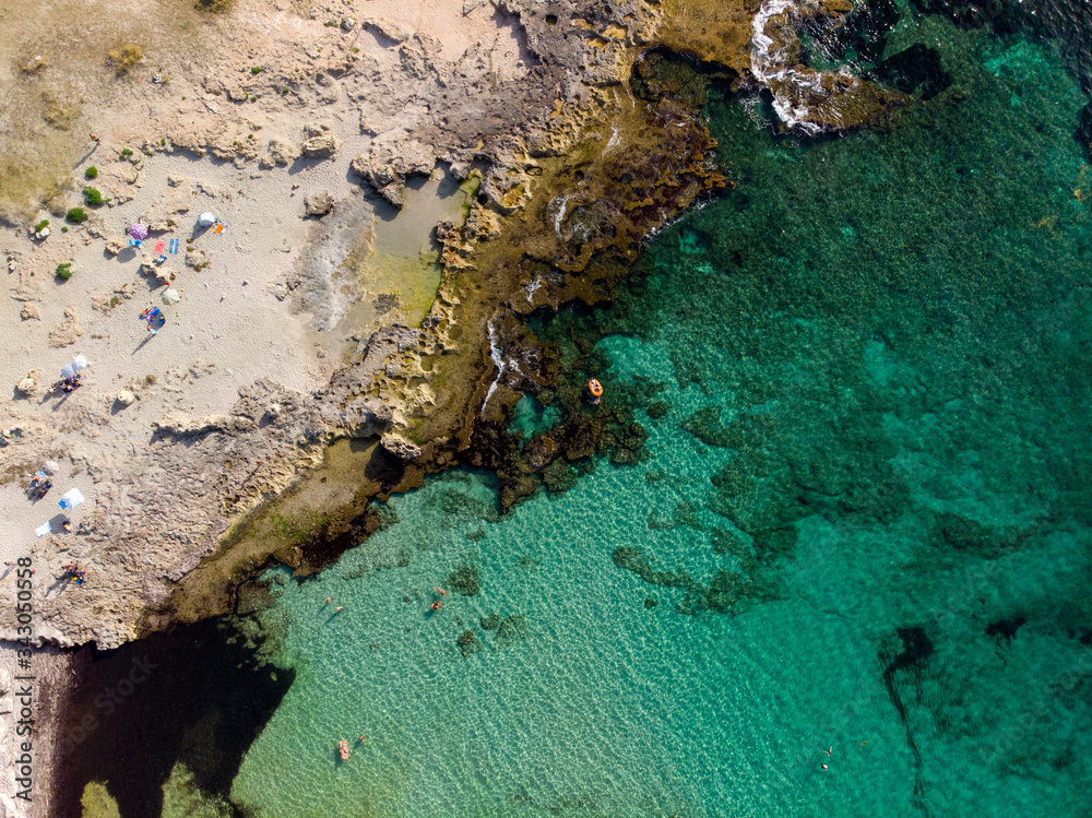 Veduta aerea costa marina rocciosa