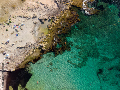 Veduta aerea costa marina rocciosa