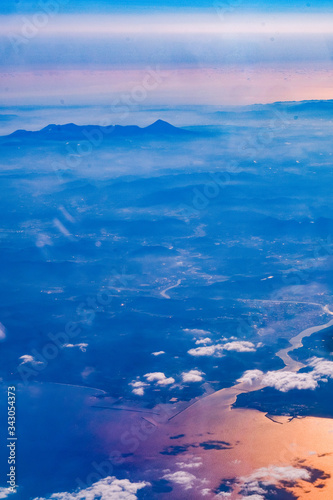 飛行機からの雲の上の風景 © 公秋 副田