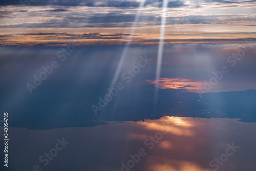飛行機からの雲の上の風景 © 公秋 副田