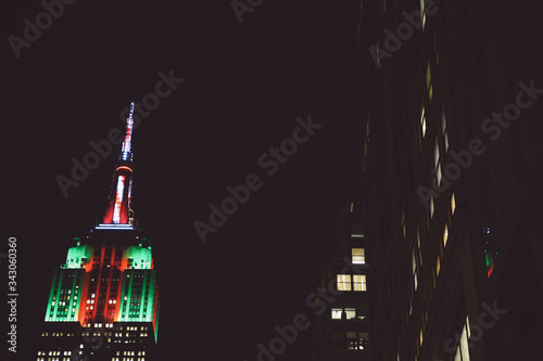 Canvas Print Low Angle View Of Illuminated Empire State Building At Night