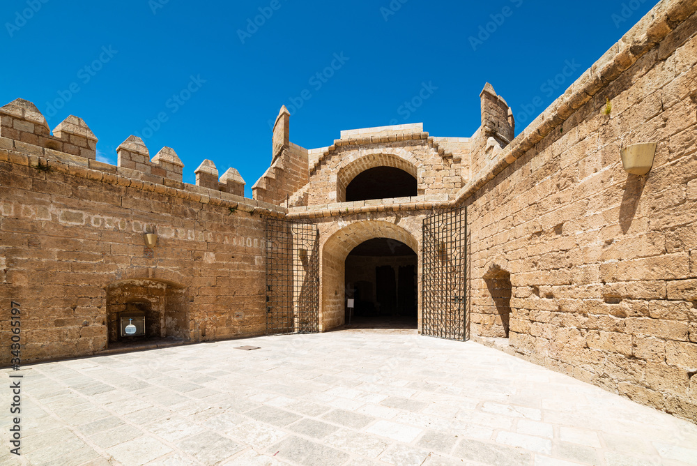 Muro y puerta en la Alcazaba de Almería, España