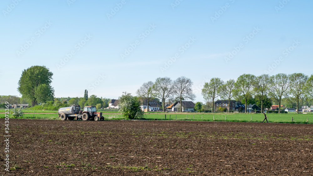 Fototapeta premium Tractor stand in Dutch landscape