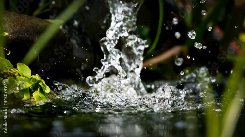 Pl  tscherndes Wasser im Teich 2  2020-04 