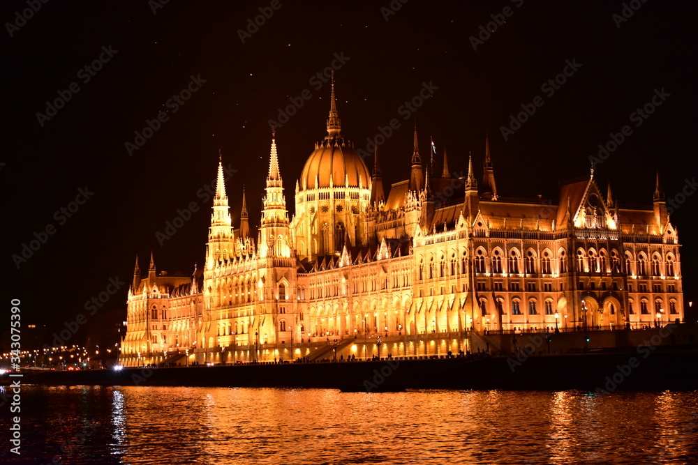 ドナウ河クルーズ船からのハンガリー国会議事堂の夜景