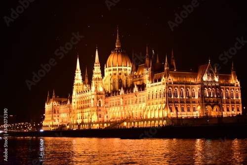 ドナウ河クルーズ船からのハンガリー国会議事堂の夜景 © 瞳 岸田