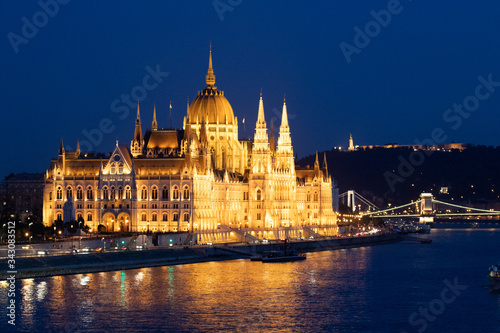 Das ungarische Parlament bei Abenddämmerung im Sommer