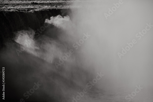 Ombres et lumières sur les chutes du Niagara en noir et blanc