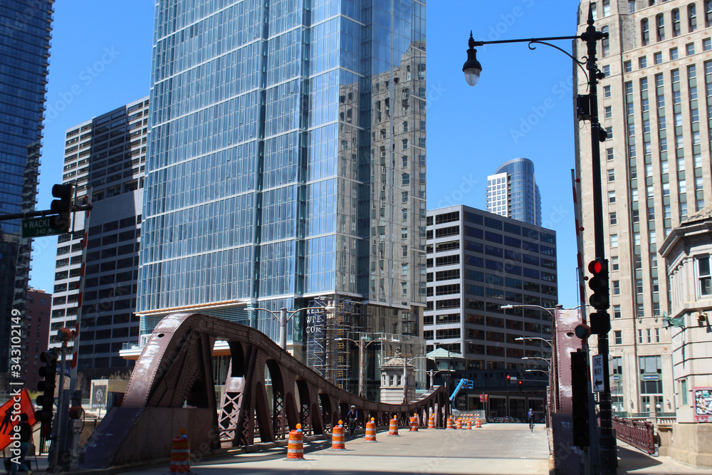 Obraz premium Orleans Street Bridge over the Chicago River with orange construction barrels