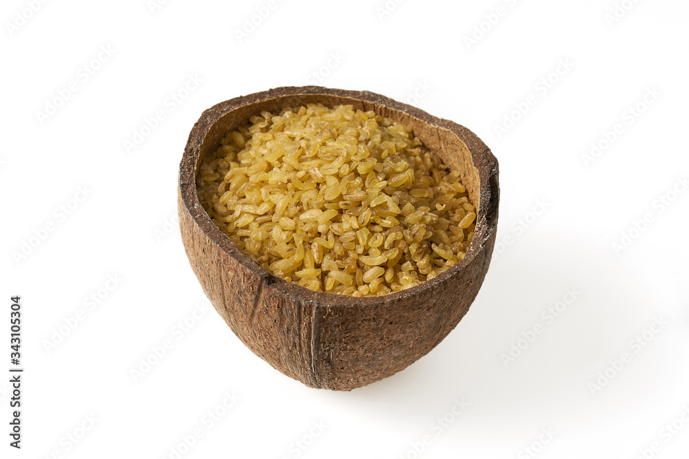 Kasza bulgur w małych miseczkach z kokosa na białym tle Kasza bulgur w małych miseczkach z kokosa na białym tle