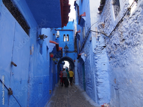 Locals walking through the streets of the old town  Medina  Chaouen  Chefchaouen   Morocc