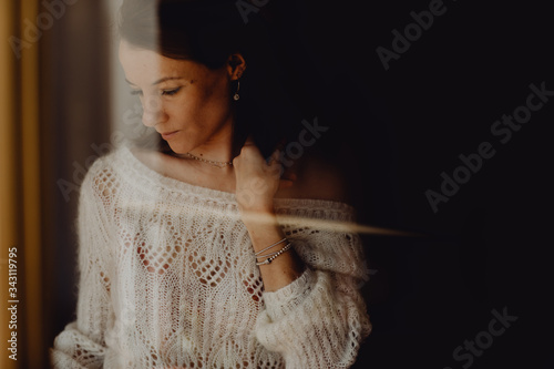 Portrait d'une femme pensive à travers la fenêtre photo