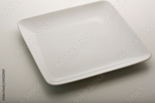 piatto bianco in porcella isolato su sfondo bianco  photo