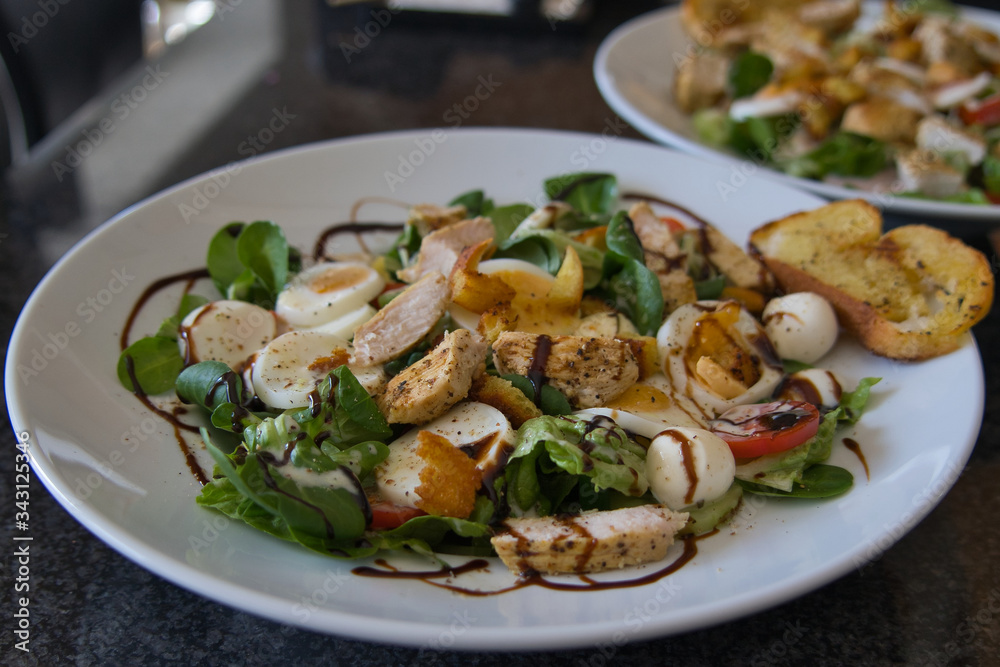 Gemischter Bio Salat Teller mit Hühnchenstreifen, Tomaten, Eier, Paprika, Feldsalast, Balsamico und Croutons, Produktbild
Gemischter Bio Salat Teller mit Hühnchenstreifen, Tomaten, Eier, Paprika, Feldsalast, Balsamico und Croutons, Produktbild