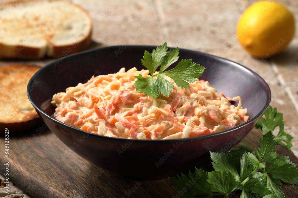 cibo begetariano inslata di carote e sedano cibo begetariano inslata di carote e sedano