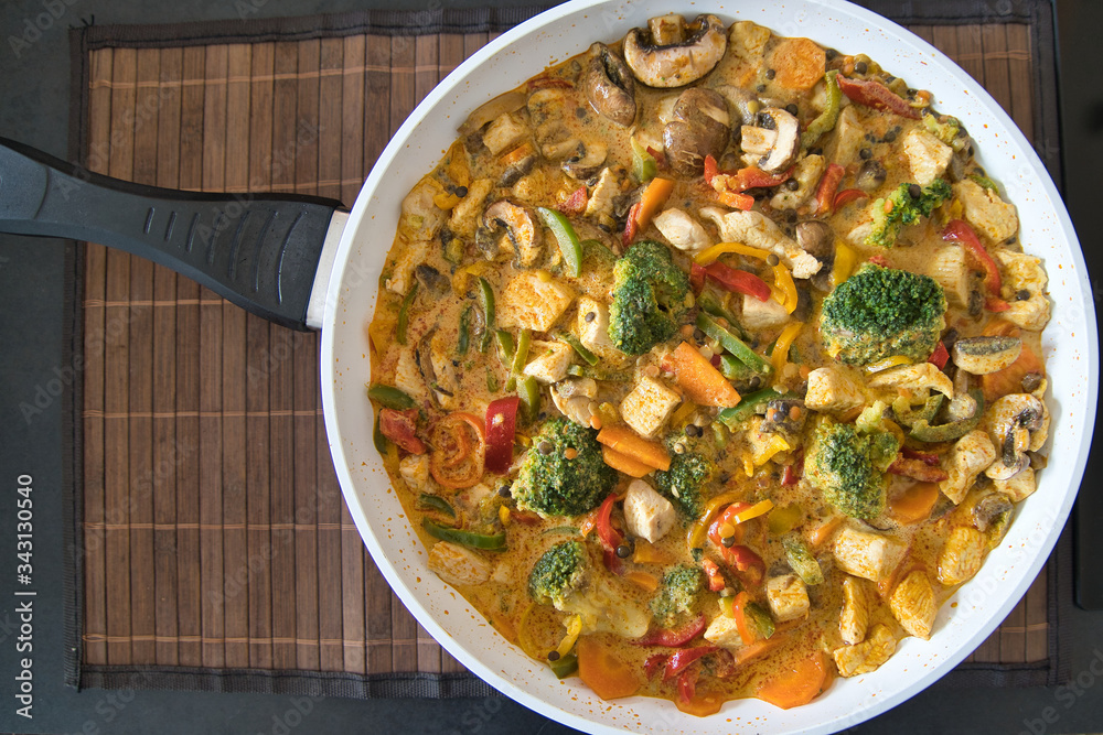 Gesundes, leckeres Thai Curry Gemüsepfanne Hühnchenpfanne Tom Yum Suppe mit Kurkuma, Currygemüse Gesundes, leckeres Thai Curry Gemüsepfanne Hühnchenpfanne Tom Yum Suppe mit Kurkuma, Currygemüse
