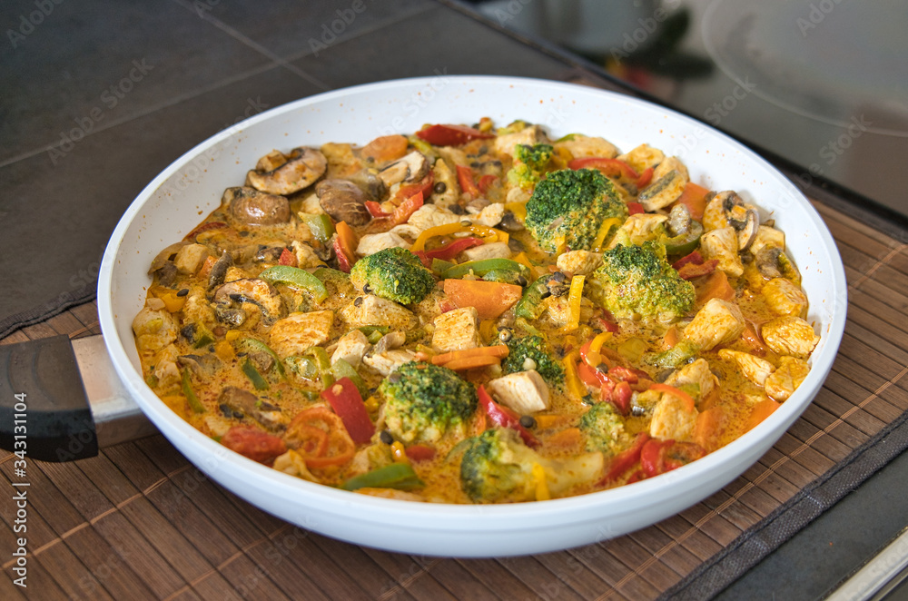 Gesundes, leckeres Thai Curry Gemüsepfanne Hühnchenpfanne Tom Yum Suppe mit Kurkuma, Currygemüse Gesundes, leckeres Thai Curry Gemüsepfanne Hühnchenpfanne Tom Yum Suppe mit Kurkuma, Currygemüse