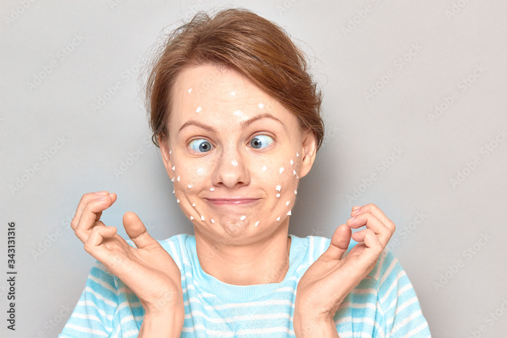 Φωτογραφία Portrait of funny goofy cheerful girl with drops of face cream on skin