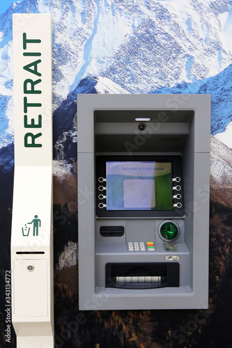Quadro su tela Retrait bancaire sur la façade extérieure d'une banque.