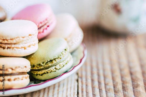 Close up sur des macarons colorés dans une coupelle photo