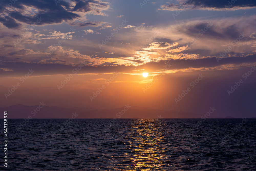 Coucher de soleil sur l'eau