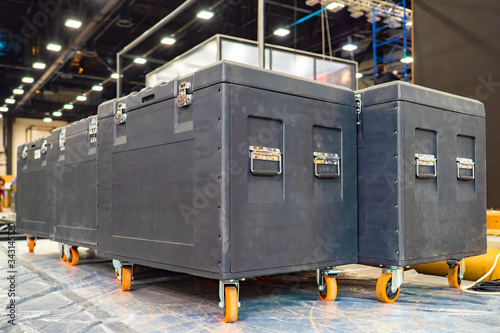 Containers with handles, lo...