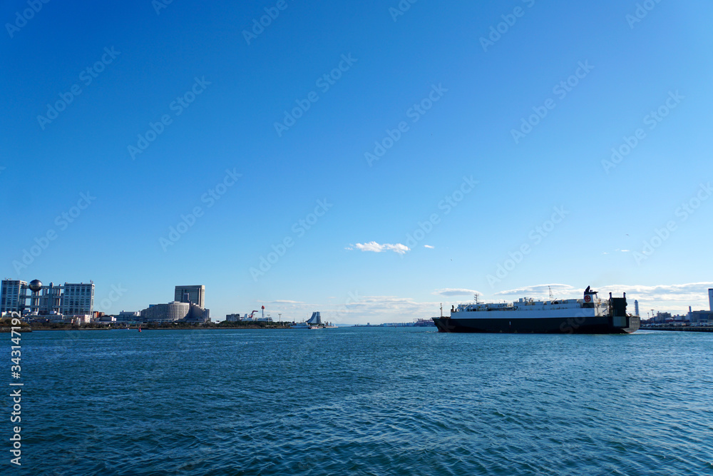 真っ青な海と空　臨海都市東京からタンカーが出港
