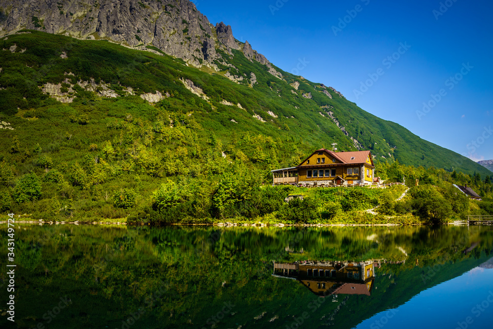 Naklejka premium Mountain cottage at the Zelene pleso (Green lake)