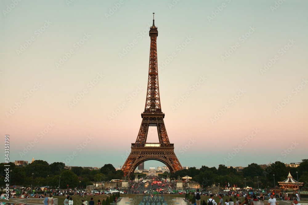 Obraz premium Piękna Wieża Eiffla w Paryżu, Francja