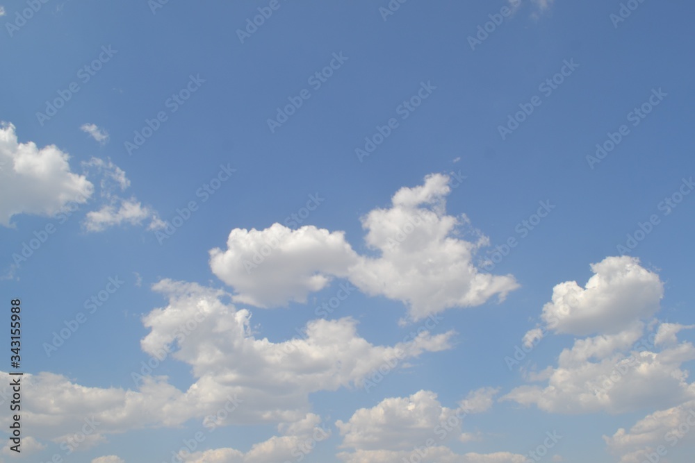 Cielo azul con nubes blancas en una tarde de sol Cielo azul con nubes blancas en una tarde de sol
