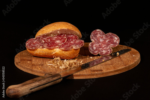 panino col salame in preparazione
