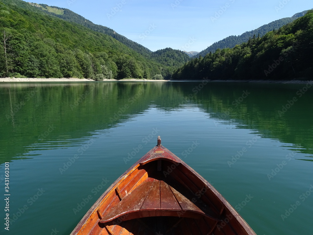 Mit dem Boot auf dem Biogradska