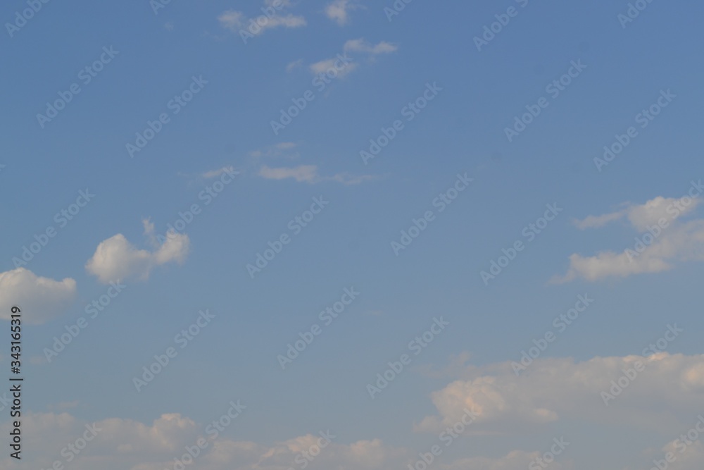 Cielo azul con nubes blancas en una tarde de sol Cielo azul con nubes blancas en una tarde de sol