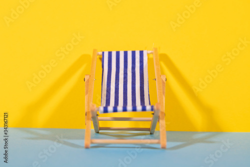 sedia a sdraio di legno colorata con sfondo colorato