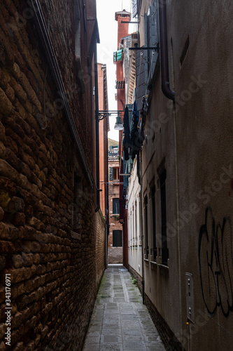 Vicolo stretto nel centro di Venezia photo