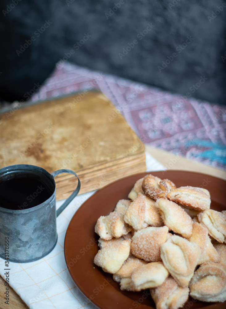 Fototapeta premium Crispy cottage cheese cookies lies on a brown plate