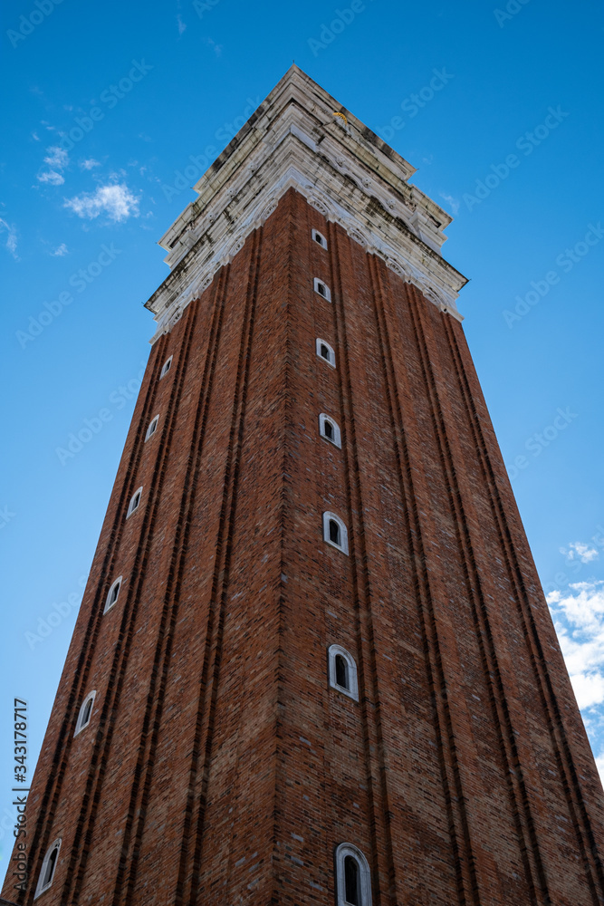 Piazza San Marco a Venezia con campanile e duomo