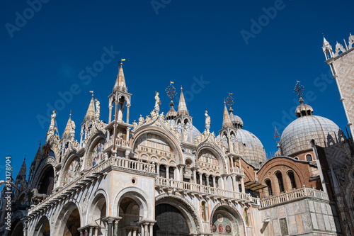 Piazza San Marco a Venezia con campanile e duomo photo