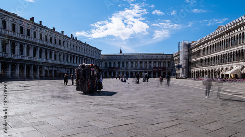 Piazza San Marco a Venezia con campanile e duomo