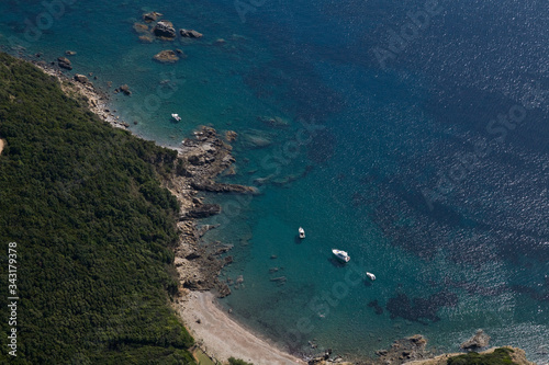 vista dall'alto costa rocciosa con mare blu